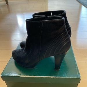 Paul Green nubuk suede 4” heel ankle boots with side zip. Gently used, size 9.5
